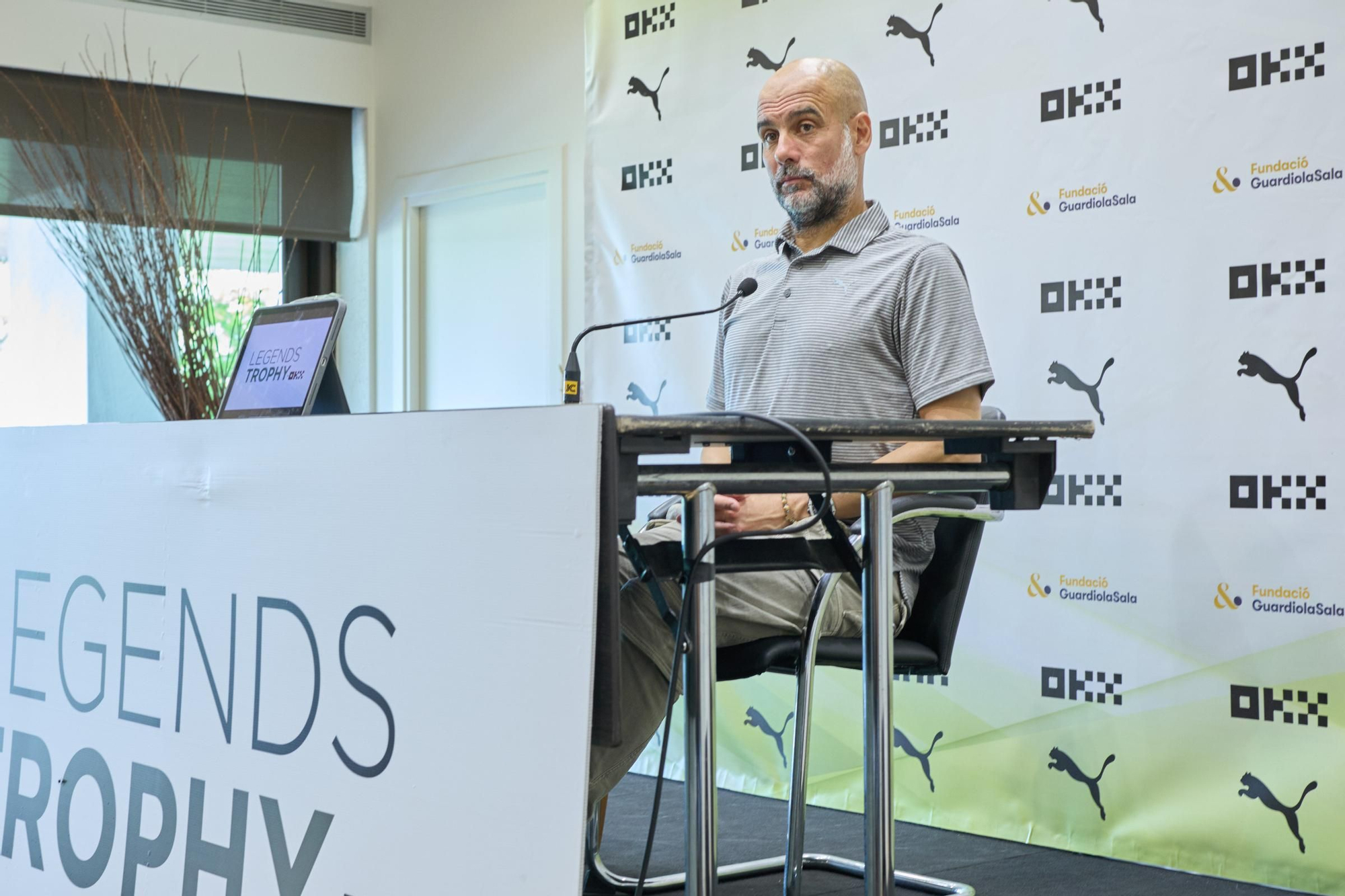 Les fotos de Pep Guardiola durant la roda de premsa del Legends Trophy