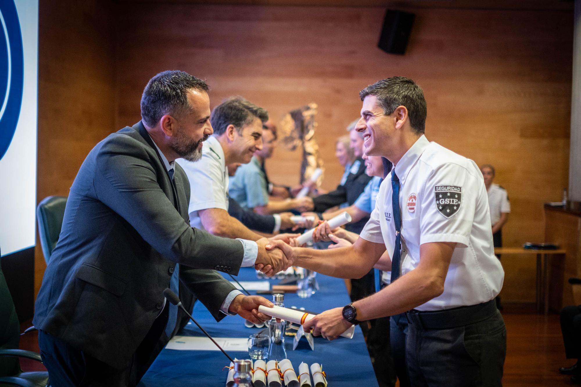 Entrega de distinciones a vigilantes de seguridad por la Policía Nacional