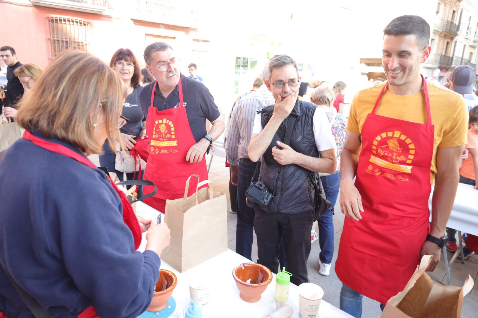 FOTOGALERÍA I Las imágenes de la Nit de la Xulla y del encuentro de elaboración de allioli de las fiestas de Vila-real