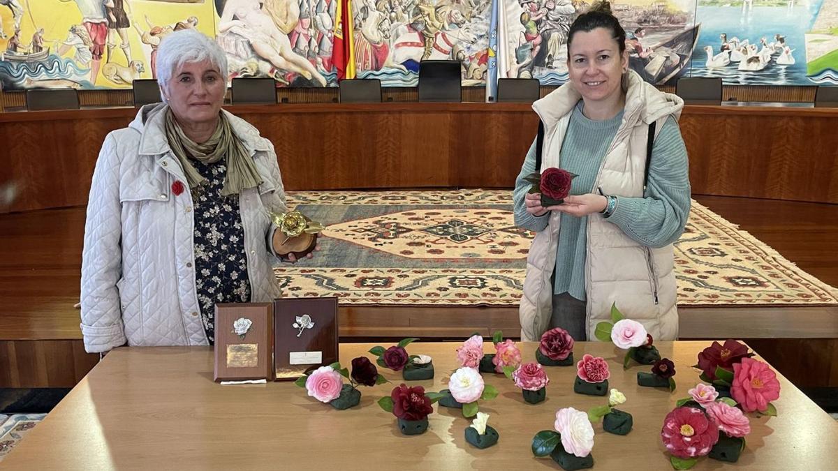 Josefa Rosaura, coa alcaldesa de Salvaterra e unha mostra das súas camelias.   | // FDV