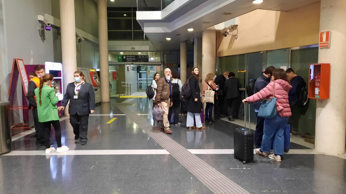 Pasajeros de Renfe esperando el autobús que les lleve desde Orihuela hasta Murcia