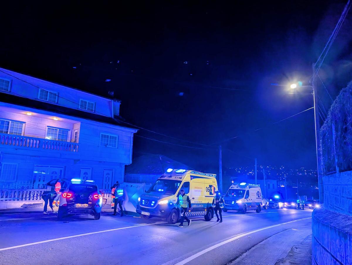 Los servicios de emergencia en el lugar del accidente en Moaña.