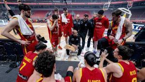 Mateo da instrucciones a sus jugadores en el encuentro ante Ucrania