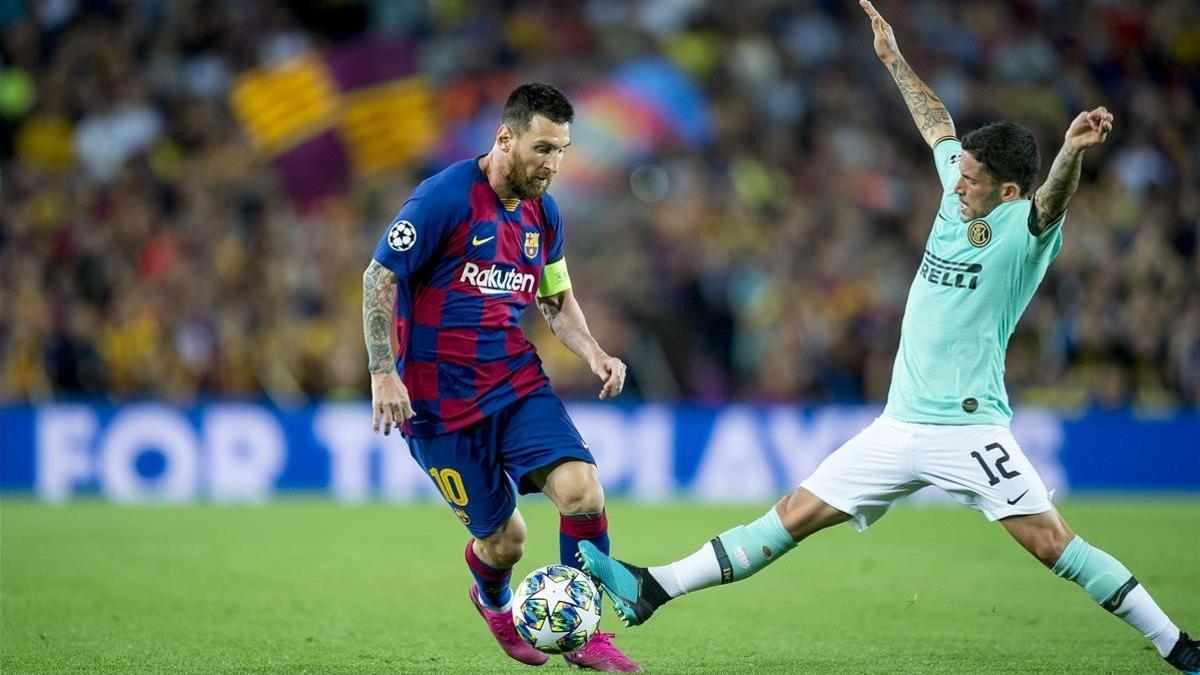 Messi sortea a Sensi durante el partido de liga de campeones  entre el FC Barcelona y el Inter de Milan