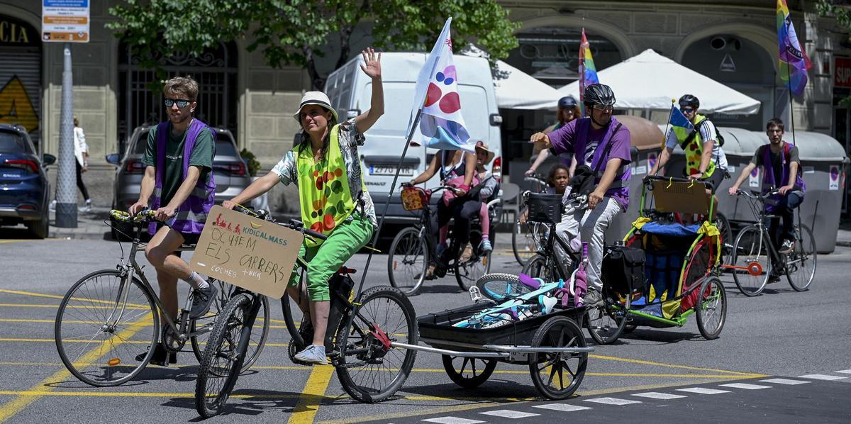 Mañana festiva para los ciclistas durante us recorrido por las calles de la ciudad