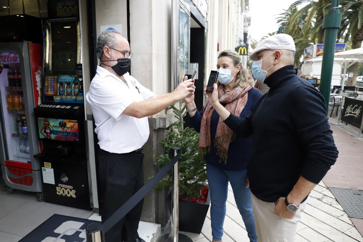 El pasaporte covid entra en vigor en la hostelería de Málaga.