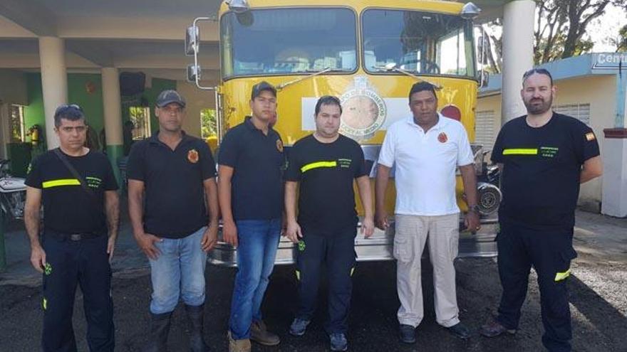 Miembros de CIDE junto a los bomberos de República Dominicana.