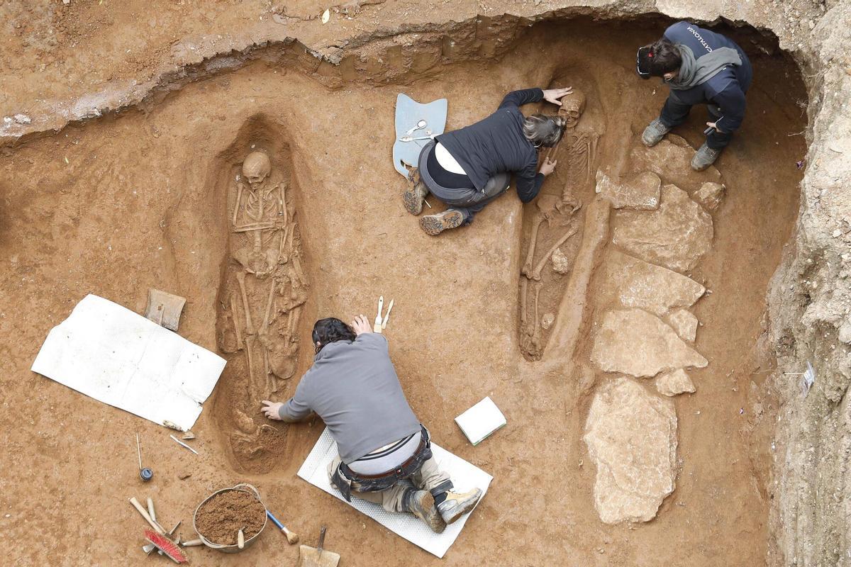 Girona. Carrer Portal Nou. Excavacions durant les obres d'una casa. Arqueolegs excavant esquelets. Girona. Carrer Portal Nou. Excavacions durant les obres d'una casa. Arqueolegs excavant esquelets.
