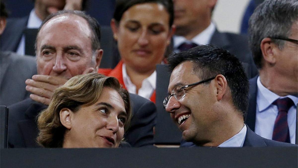 Ada Colau, junto al presidente del FC Barcelona, Josep Maria Bartomeu