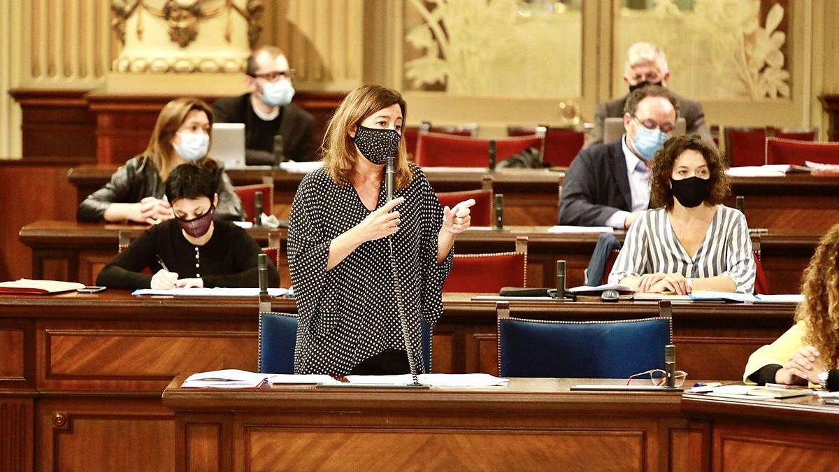 La presidenta del Govern, Francina Armengol, ayer contestando a Company durante el pleno del Parlament.