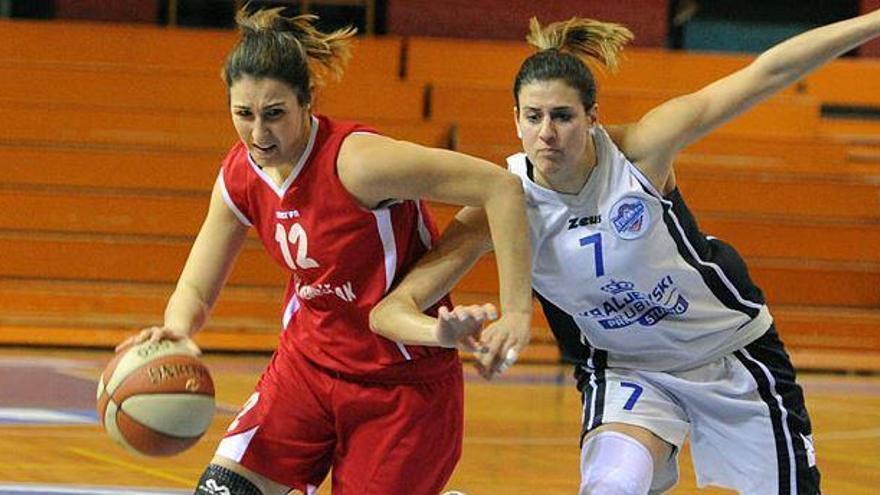 Anja Majstorovic, con el balón.