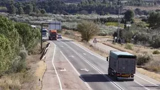 Un conductor ebrio invade el carril contrario y choca con un camión en Castelló de Rugat