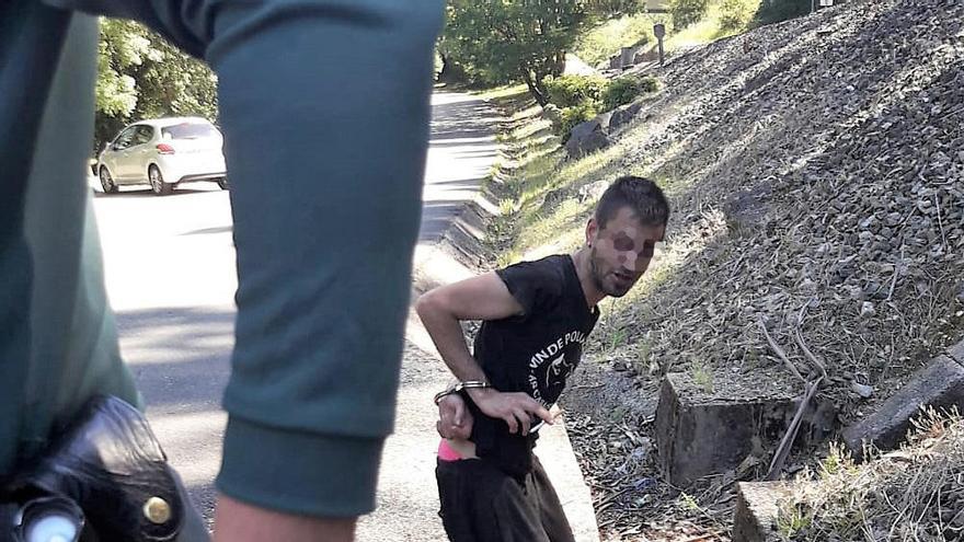 El autor del robo del coche, una vez esposado por la Guardia Civil.