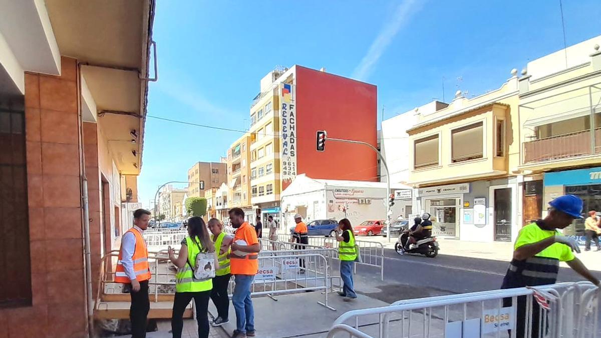La alcladesa Eva Sanz visita las obras de Camí Nou en Benetússer.