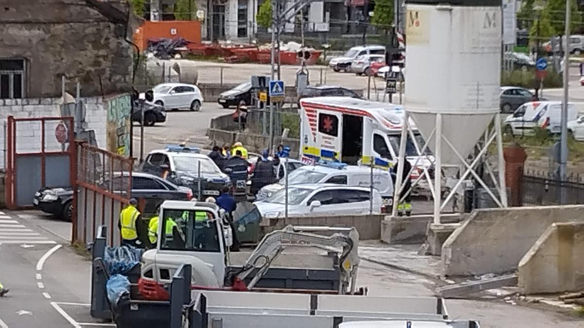 Policía y sanitarios, en el lugar del tiroteo, pocos minutos después de que se produjera.