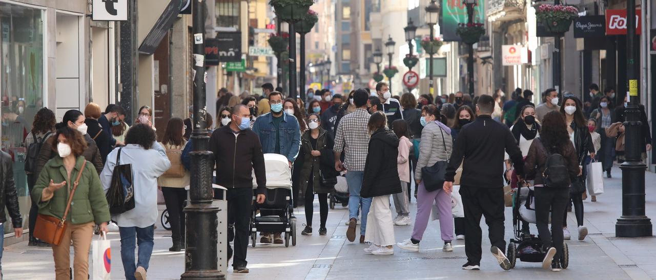 Decenas de personas caminan por el centro de la ciudad de Castelló.