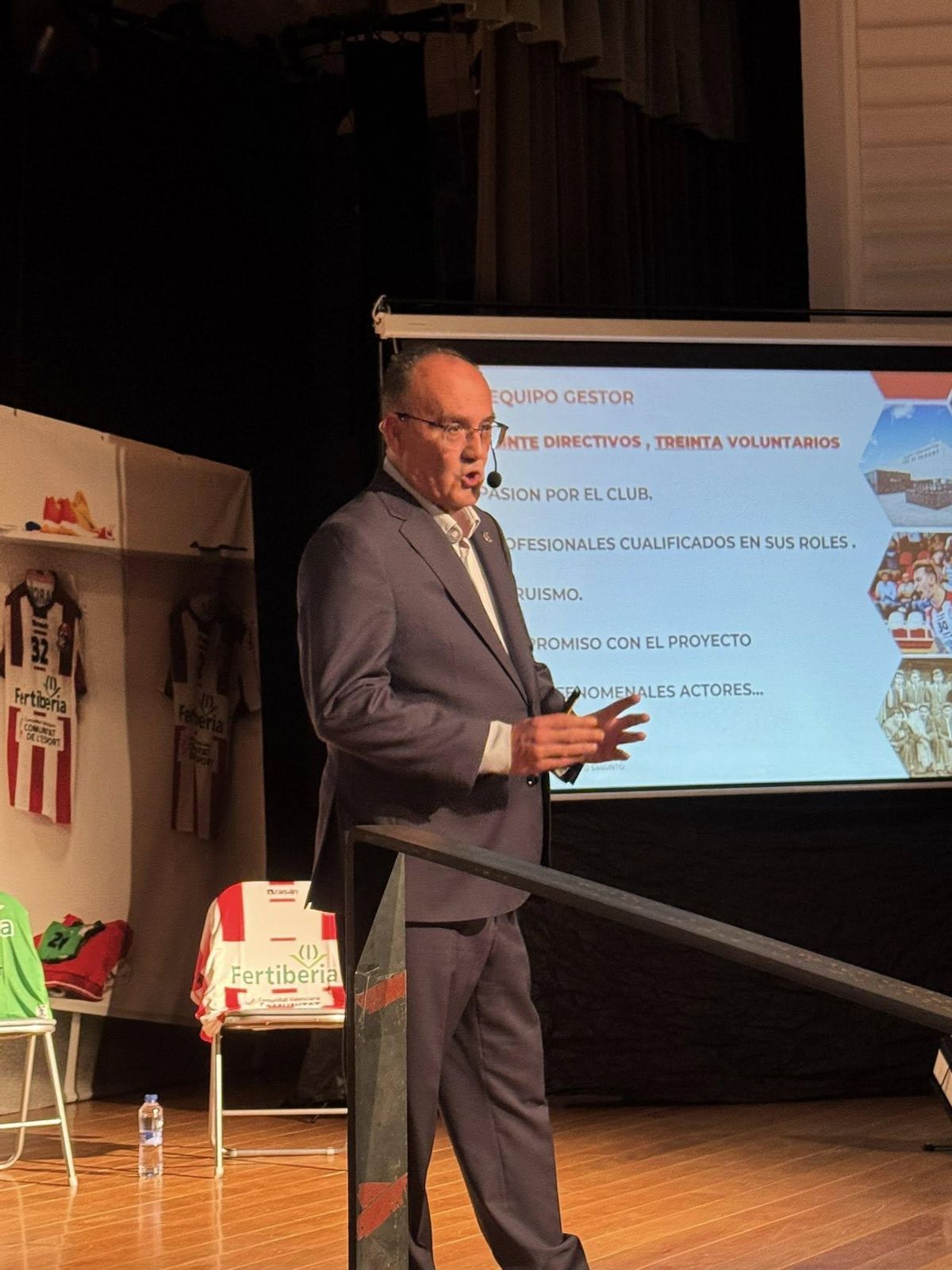 El presidente del Fertiberia Puerto Sagunto, Carlos Argente, durante su intervención.