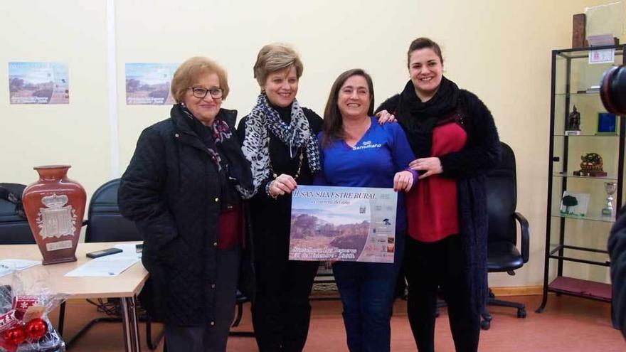 Por la izquierda, Menchu González, la alcaldesa Maribel Méndez, Ana Areces y Dylsia de la Cera, ayer, durante la presentación de la &quot;San Silvestre&quot;.