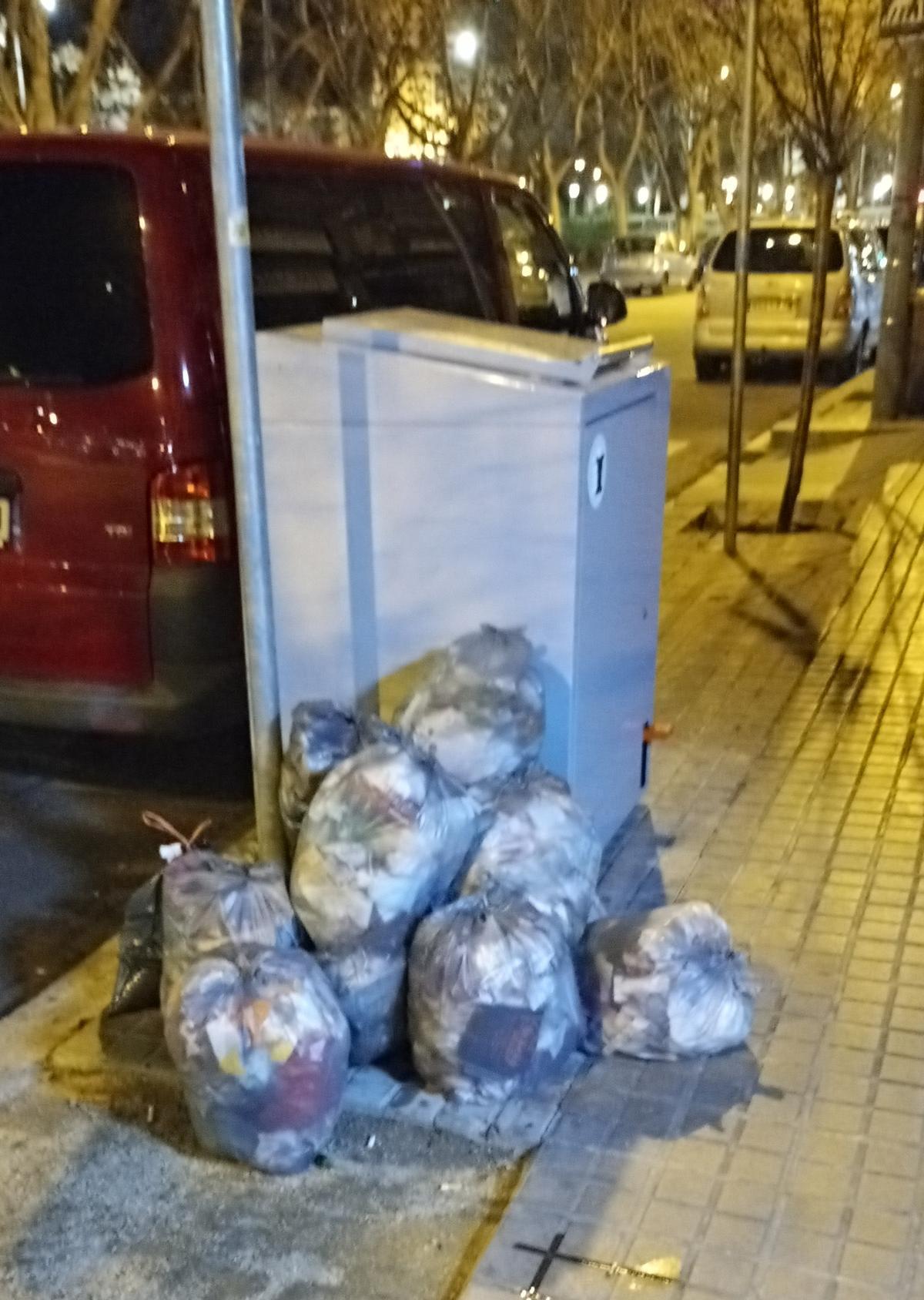 Basuras en la calle en el barrio de Sant Andreu (Barcelona). Foto del lector Adolfo Junco (Barcelona).