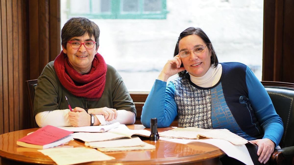 M. Pilar Rodríguez (derecha) con su compañera Mercedes Vázquez. Ambas intervendrán el viernes en el foro sobre Colón que se celebra en el Pazo da Cultura.