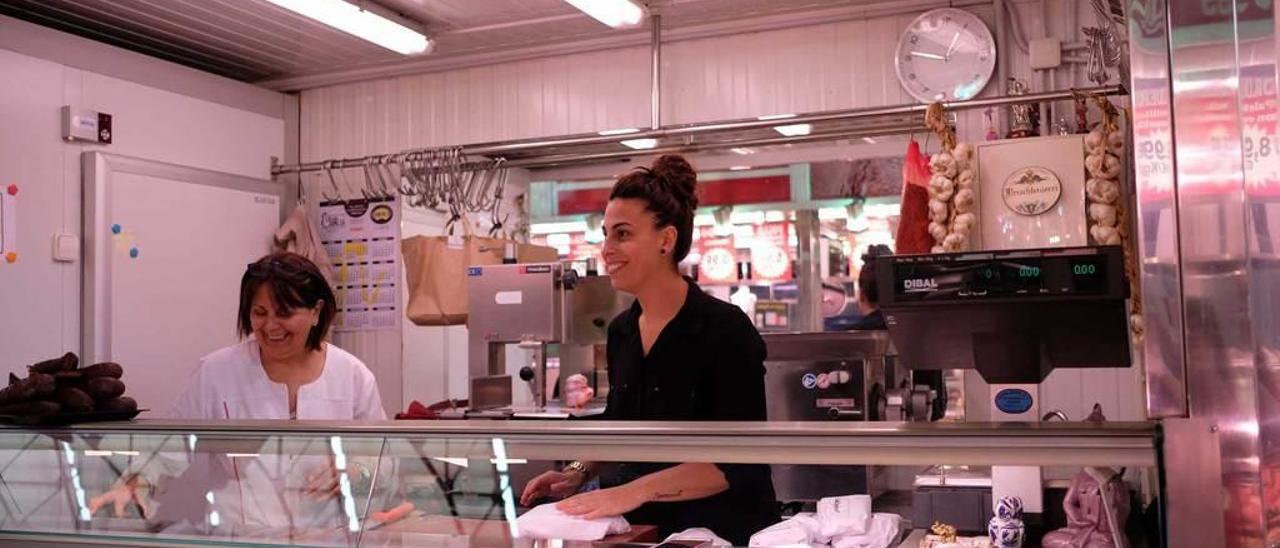 Sara Pérez y Sara Villa, en su carnicería, que ya ha sufrido tres robos.