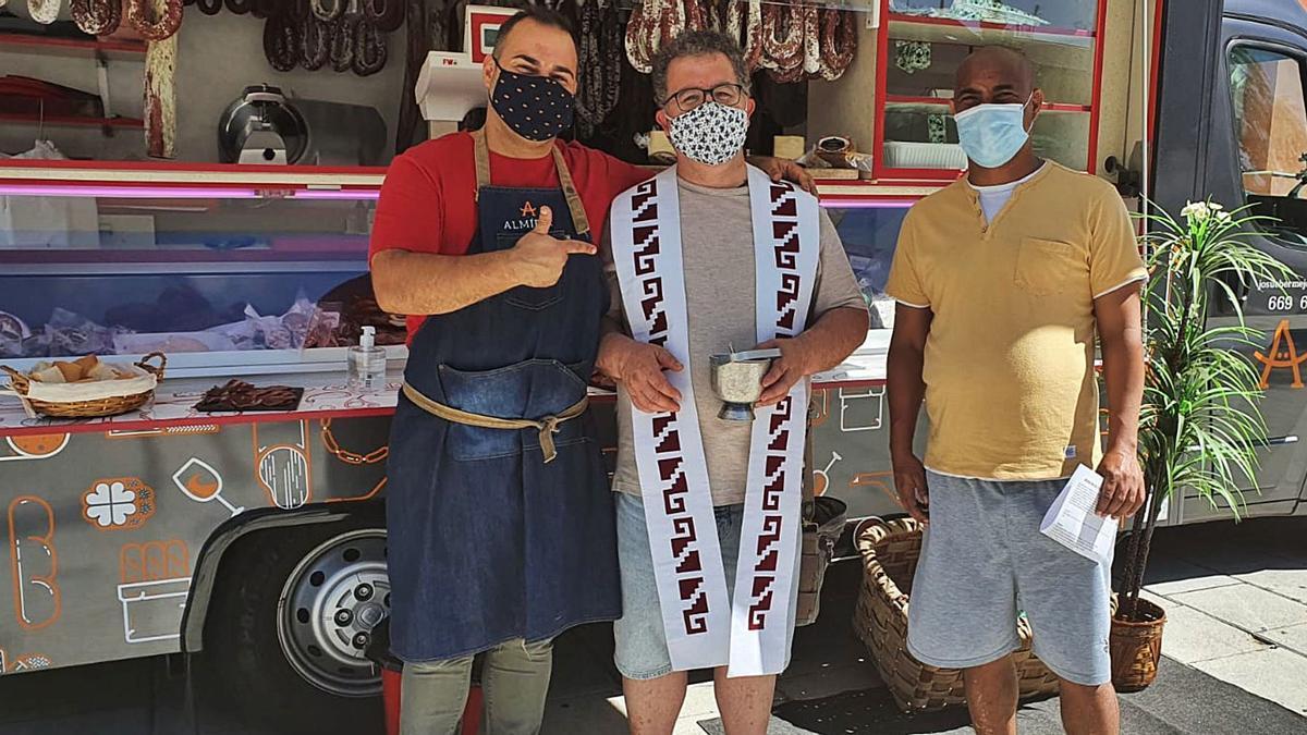 El toresano Josué Bermejo (a la izquierda) junto a dos clientes. | Cedida