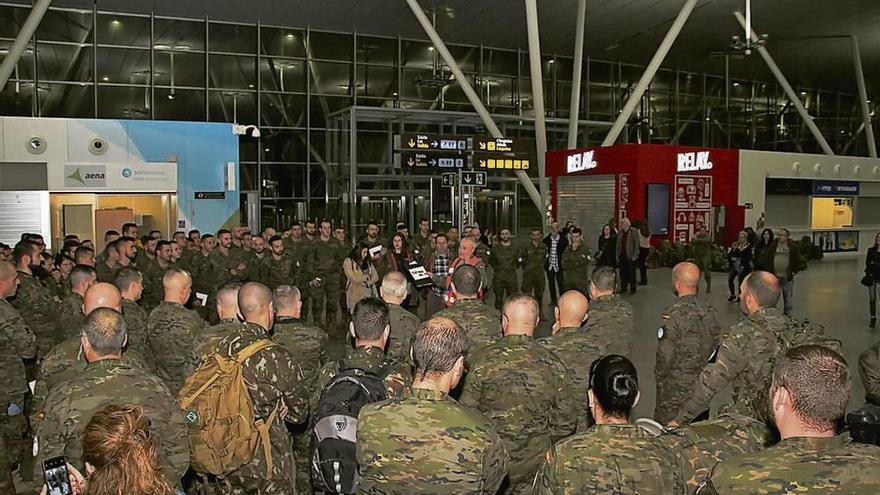 Los integrantes del contingente reciben instrucciones en el aeropuerto santiagués. // Brilat O C