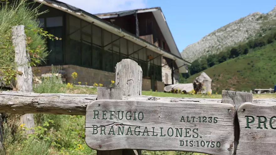 El cierre del refugio de Brañagallones frena el turismo en el Parque Natural de Redes: "Es un motor del Alto Nalón y no vemos soluciones", lamentan los empresarios de la zona
