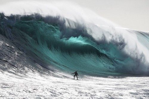 El surfista australiano Paradisis monta una ola cerca de Pedra Branca Rock, sur de Tasmania