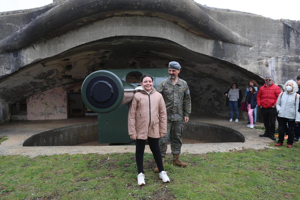 Los participantes en las visitas organizadas por Pinchanogrove a la batería militar pudieron ver los cañones de cerca.