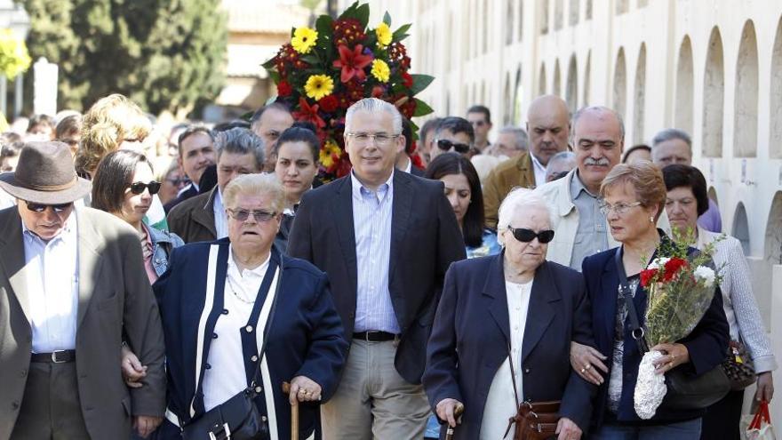 El exjuez Baltasar Garzón, ayer con la comitiva que participó en el homenaje a Teófilo Alcorisa en el cementerio de Valencia.