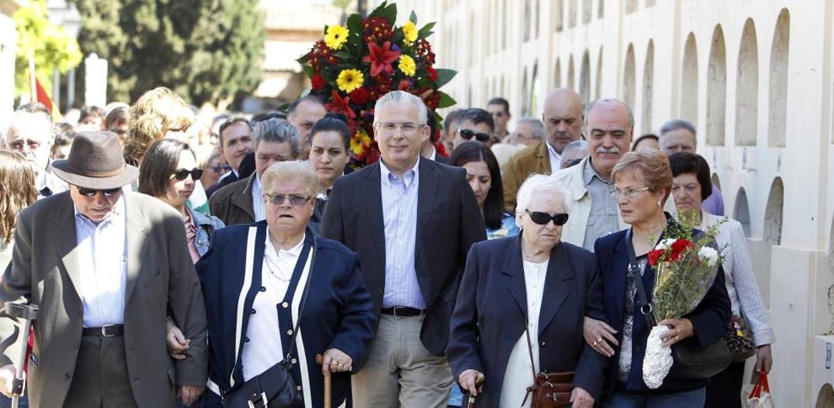 El exjuez Baltasar Garzón, ayer con la comitiva que participó en el homenaje a Teófilo Alcorisa en el cementerio de Valencia.