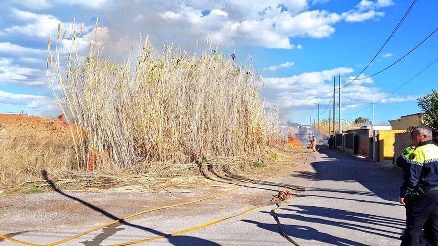 Tres personas heridas por inhalar humo en un incendio en el camino Serradal de Castelló