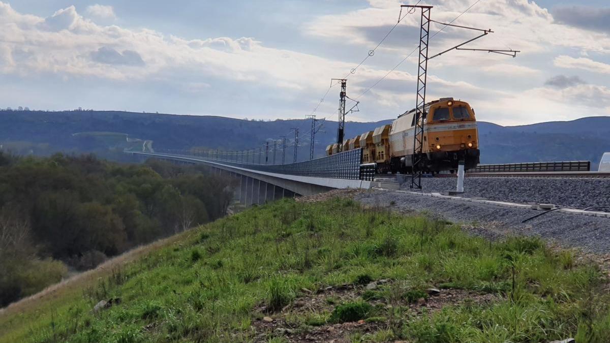 Prueba de carga en el viaducto de Requejo.