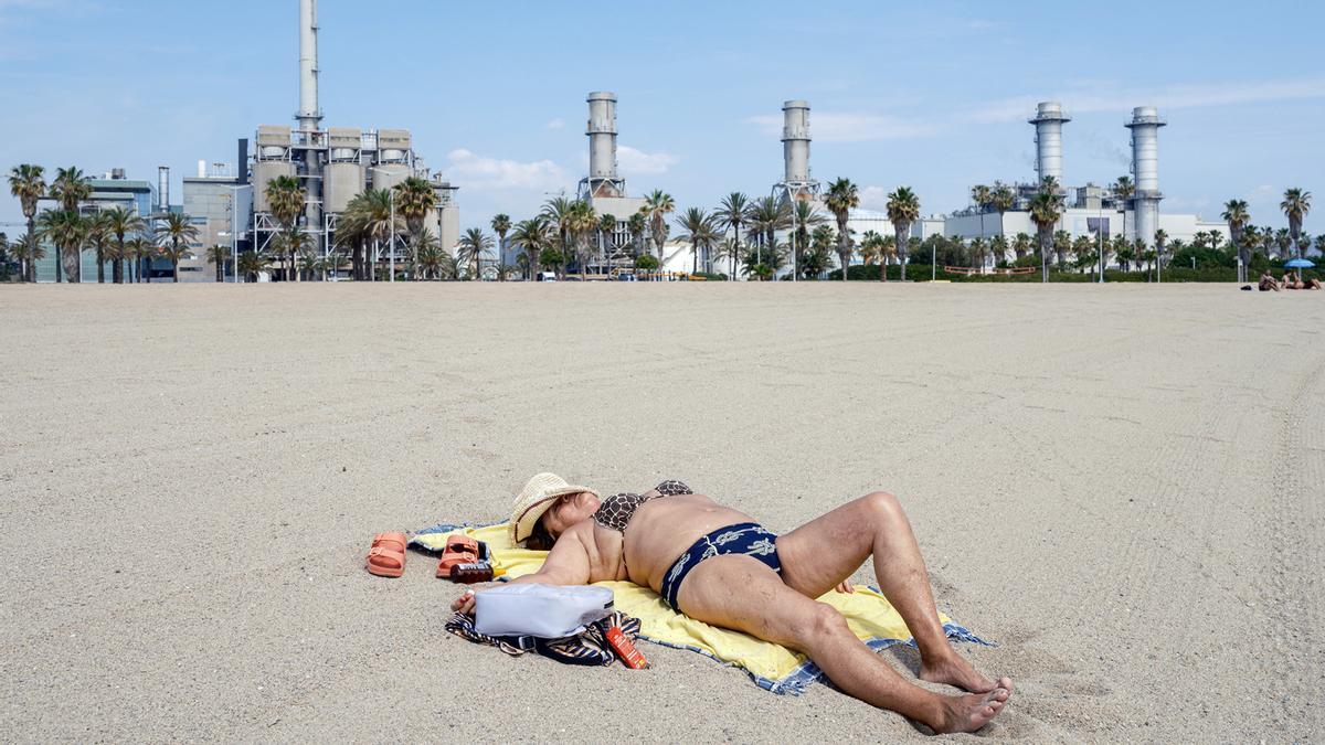 La platja del Fòrum s’enfronta a un tancament per ordre europea si no millora aquest estiu