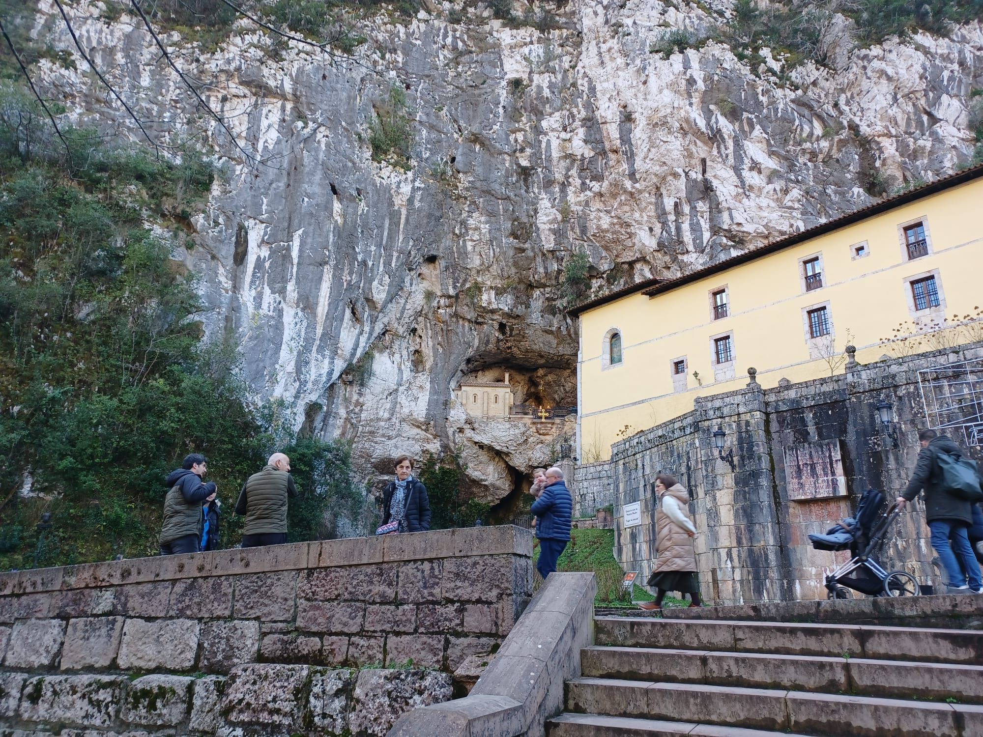 Leones de Papa, jardines de Príncipe y camposanto secreto, las mil y una curiosidades de Covadonga