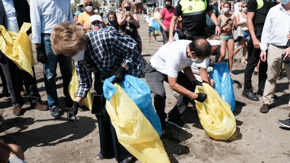 La Reina Sofía participa en una recogida de residuos en una playa de Rincón