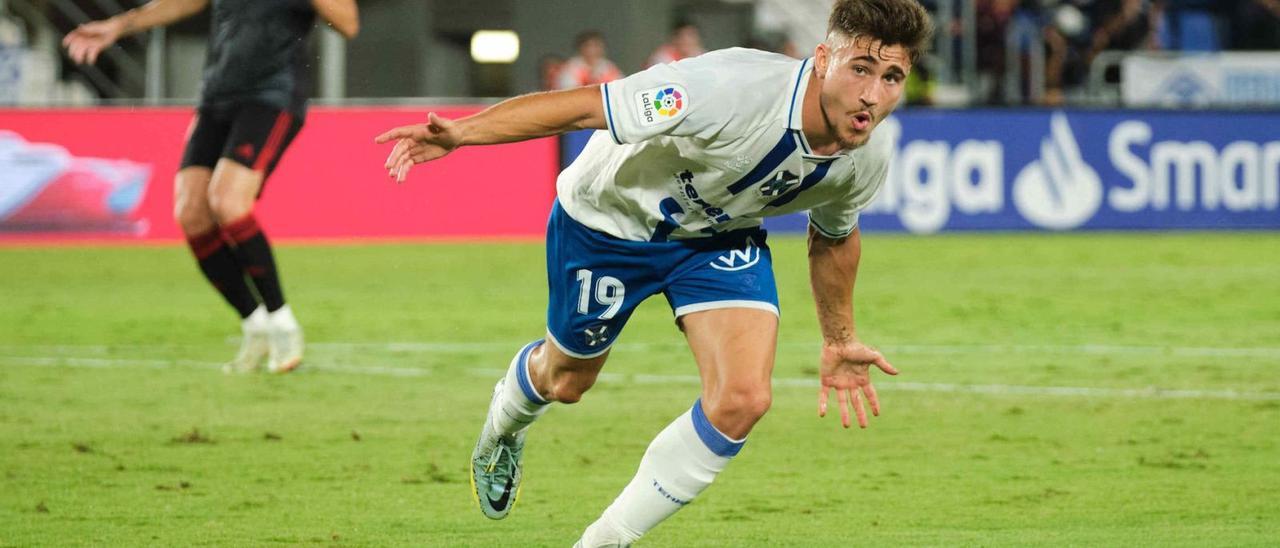 Iván Romero de Ávila celebra su gol al Granada.