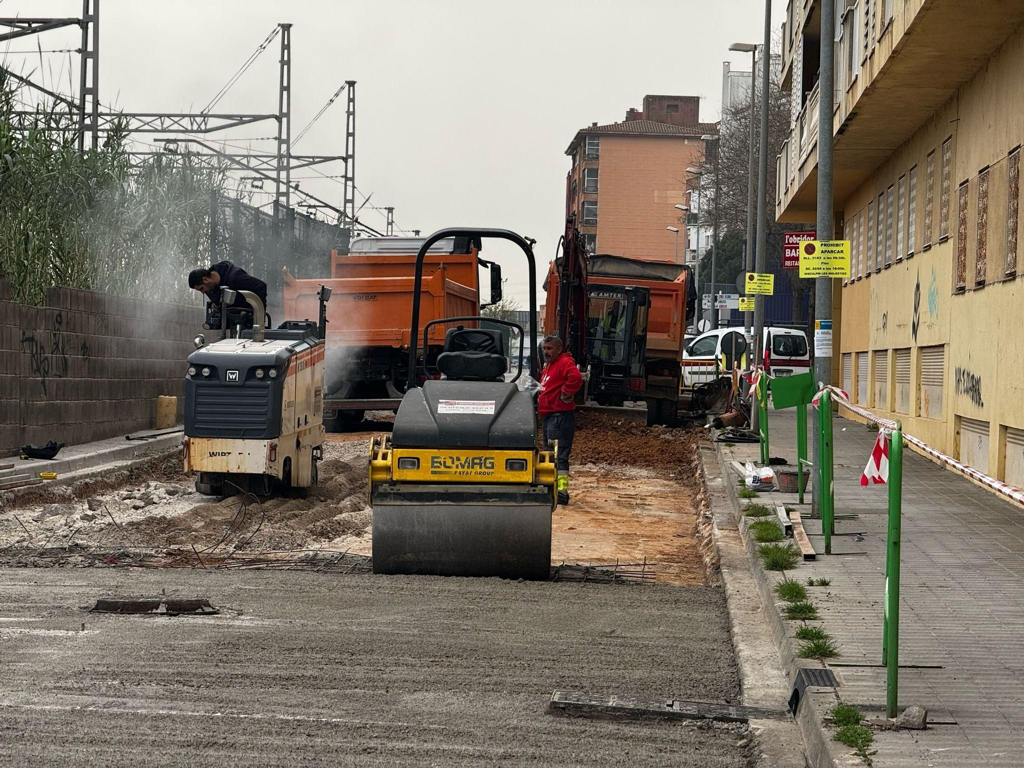 Figueres repara el moviment de paviment al costat de la via del tren