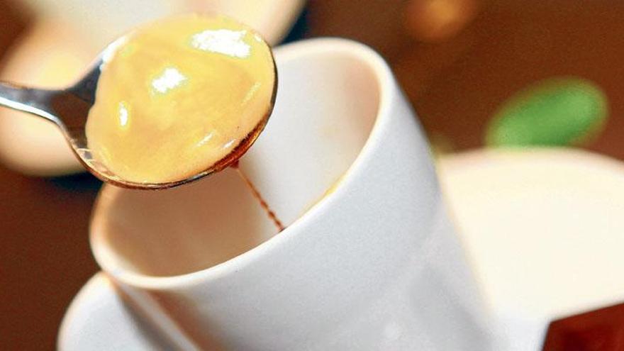 La cuchara de plata y la taza de porcelana son imprescindibles para la perfecta degustación de un café.