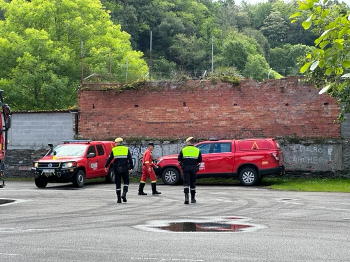 En imágenes: la llegada de la Unidad Millitar de Emergencias (UME) al polideportivo de Luarca