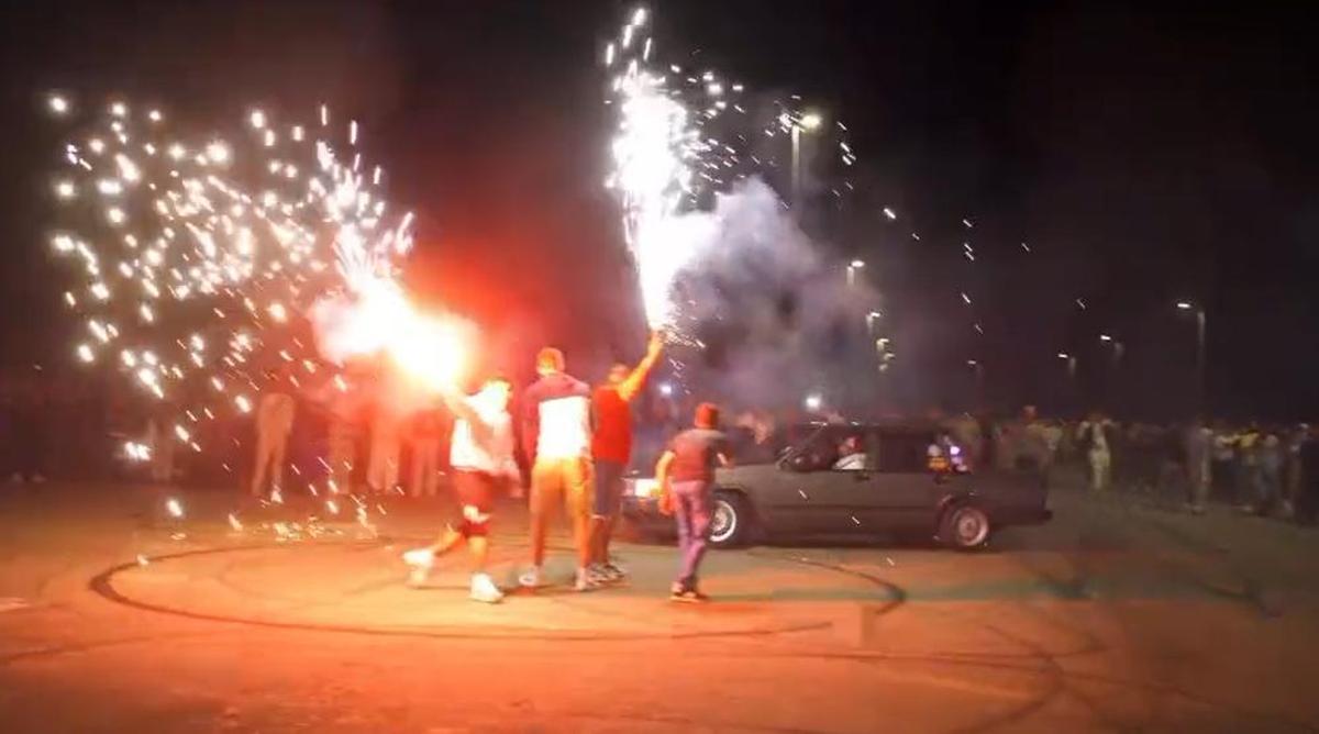 Espectadores encienden bengalas dentro de la trazada de un 'donut'