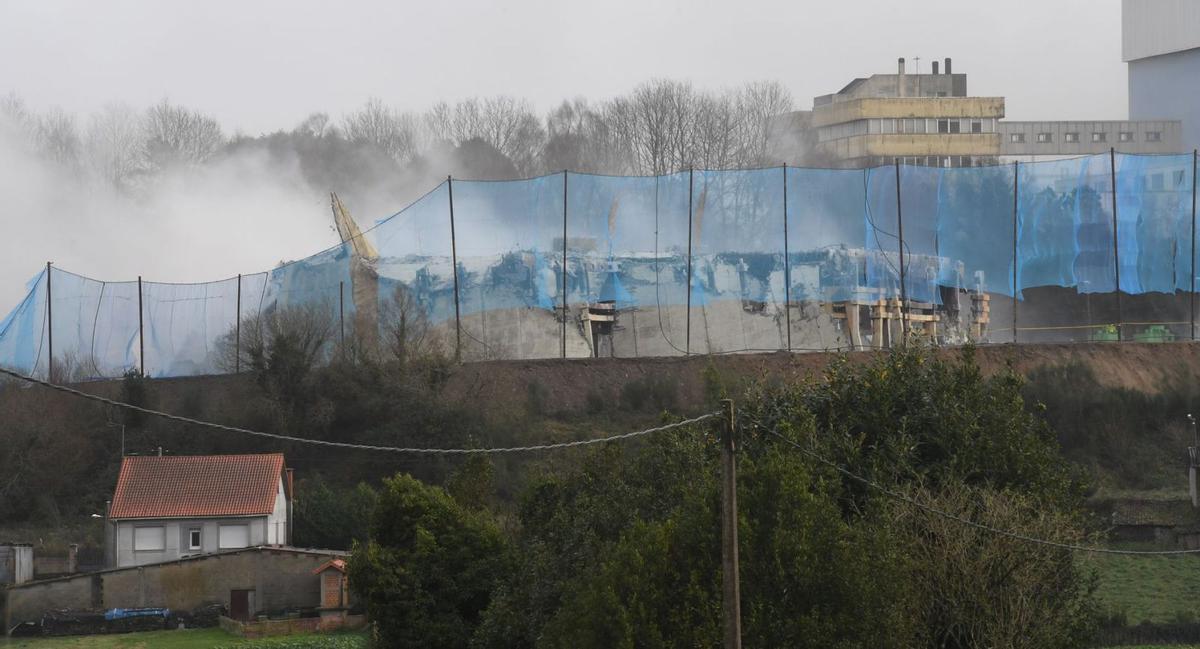 La torre de refrigeración de la central de Meirama quedó reducida a escombros la pasada semana.   | // CARLOS PARDELLAS