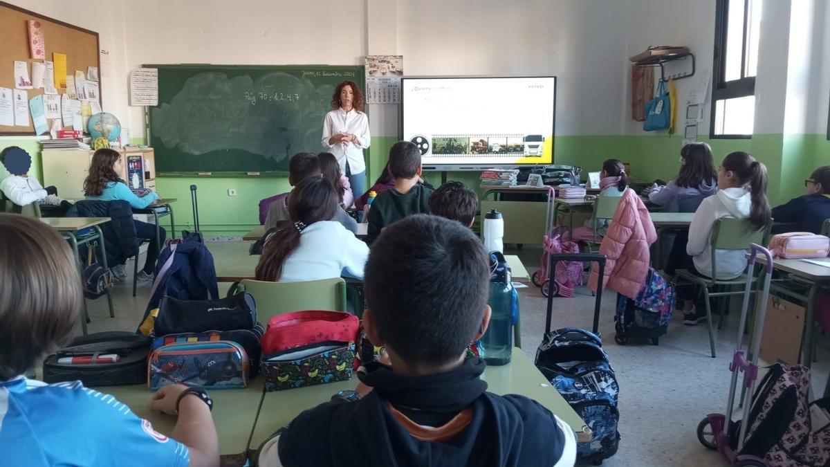 La discriminación suele producirse sobre todo en el entorno educativo y es ejercida por los propios adolescentes.
