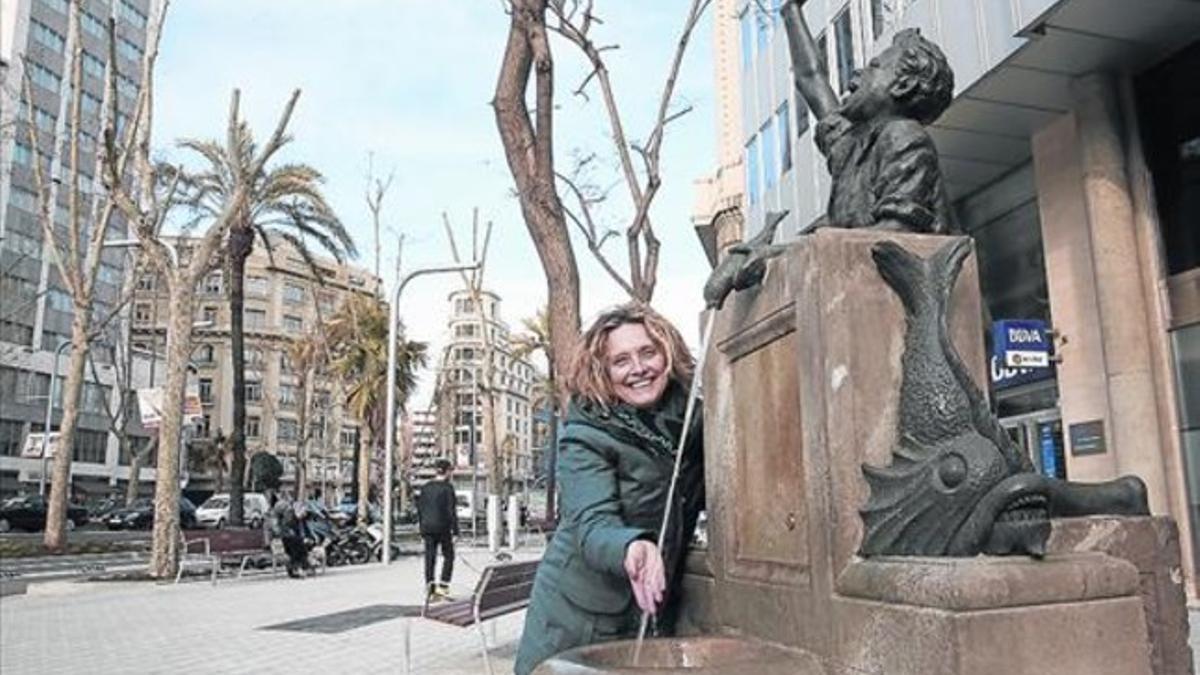 Mamen Fradera, en la fuente del Nen Pescador, en la Diagonal con la calle de Casanova.