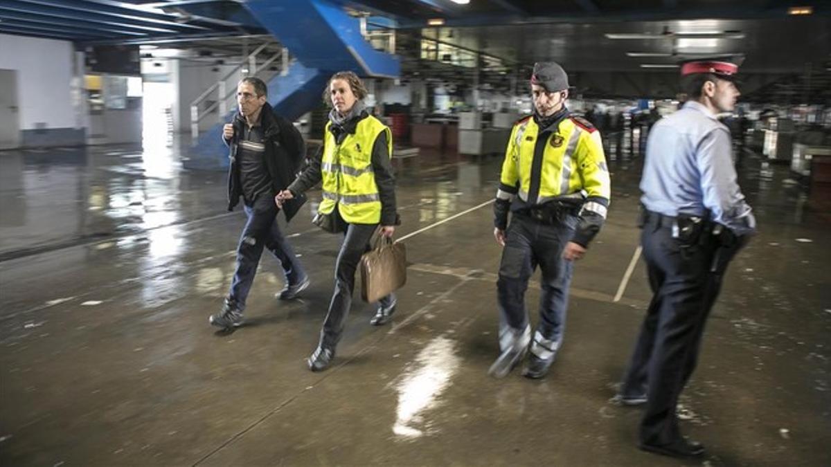 Mossos y funcionarios de Hacienda, en el mercado de pesado de Mercabarna, este martes.