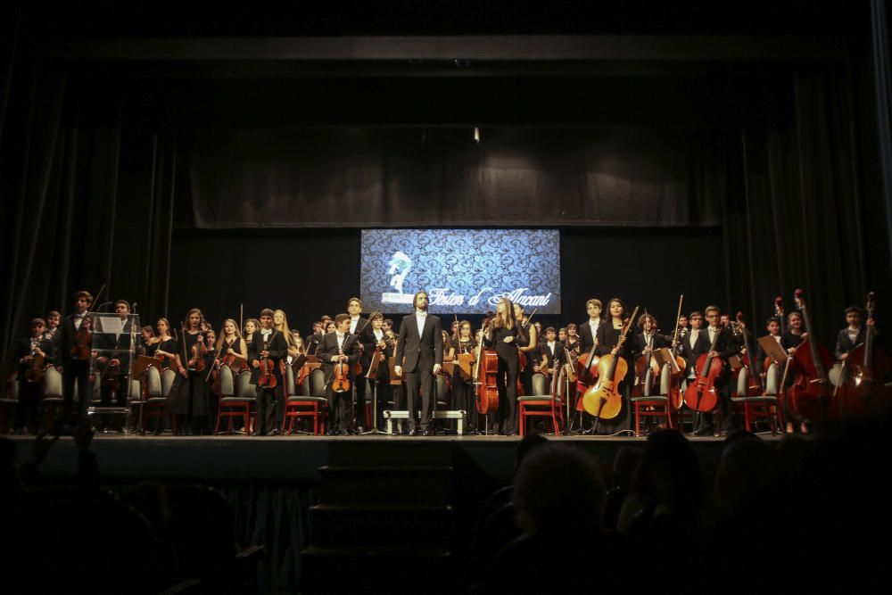 El restaurador y expresidente de Santa Cruz Ramón Riquelme, premio "José Ángel Guirao" en la gala Festers d'' Alacant.