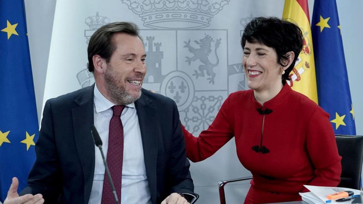 Óscar Puente, ministre de Transports, i Elma Saiz, ministra portaveu. | JOSÉ LUIS ROCA
