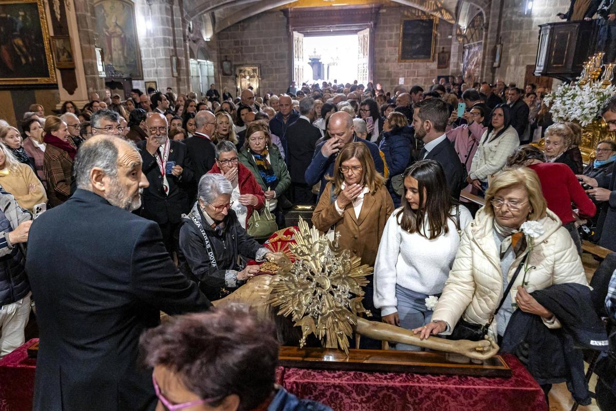 Devotos veneran el Crist de la Sang