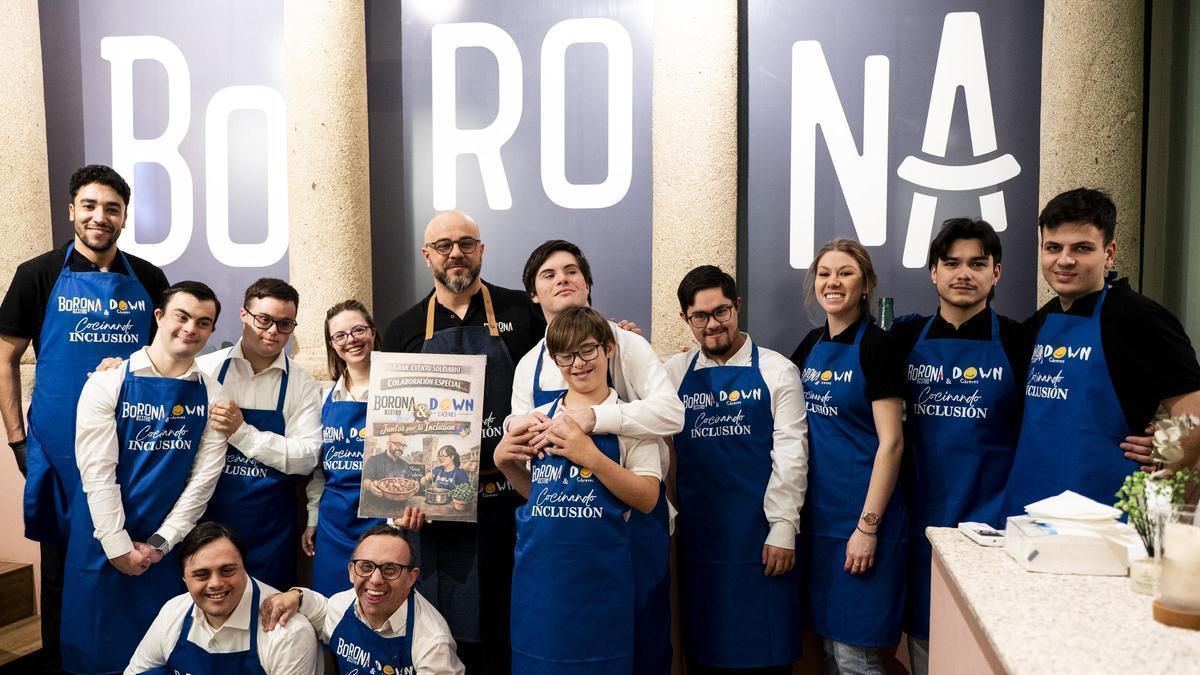 El cocinero Víctor Corchado, junto a los usuarios de Down Cáceres y otros camareros.